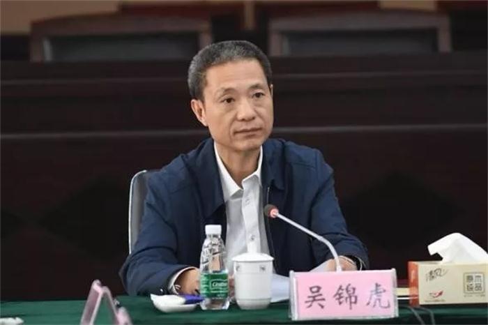 会议由市委政法委副书记,综治办主任吴锦虎主持.