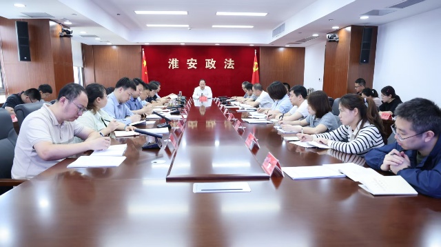 市委政法委召开月度工...