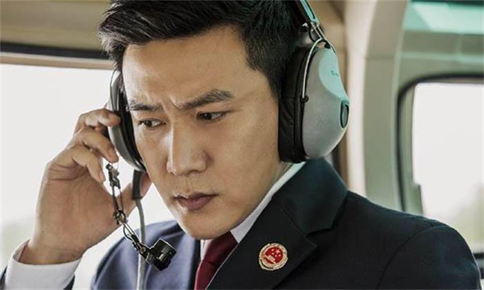 《人民的名义》中陆毅扮演的侯亮平处长,帅气,正直的检察官形象可是